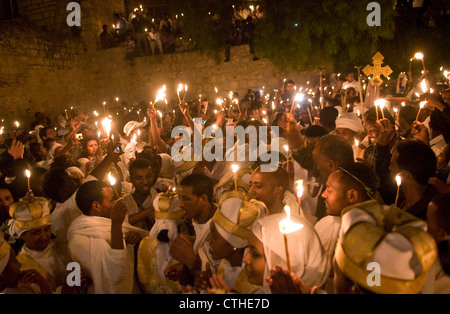 Ortodossa Etiope di adoratori di tenere candele durante il fuoco santo cerimonia presso la sezione etiope del Santo Sepolcro Foto Stock