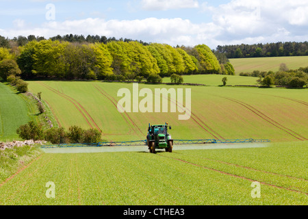 Irrorazione delle colture in Cotswolds vicino Snowshill, Gloucestershire Foto Stock