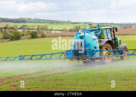 Irrorazione delle colture in Cotswolds vicino Snowshill, Gloucestershire Foto Stock