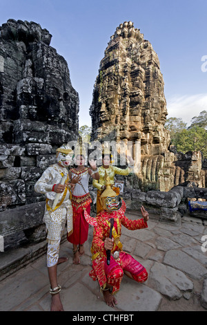 Ballerini in costumi tradizionali in corrispondenza di tempio Bayon, Angkor Wat, Cambogia, Asia Foto Stock