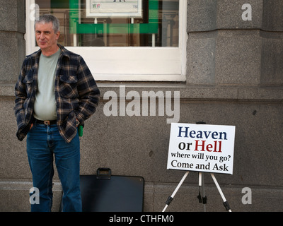 Un altoparlante religiosa pone domande importanti sulla strada in Brighton. Foto Stock