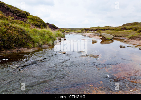 Il fondale del fiume Kinder che scorre sopra la brughiera su Kinder Scout, Derbyshire, Parco Nazionale di Peak District, England, Regno Unito Foto Stock