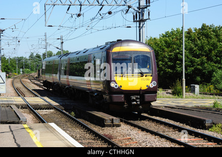 Classe 170 'Turbostar' n. 170519 avvicinando Ely stazione ferroviaria da nord, Cambridgeshire, England, Regno Unito Foto Stock