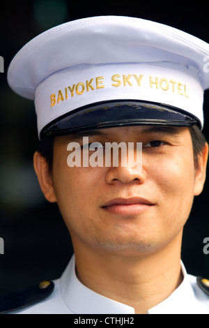 Il portiere del Baiyoke Sky Hotel si trova nel Baiyoke Tower II nel quartiere Ratchathewi di Bangkok, Tailandia. Foto Stock