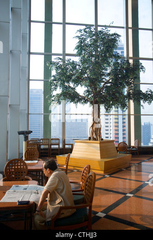 La lobby del Baiyoke Sky Hotel si trova nel Baiyoke Tower II nel quartiere Ratchathewi di Bangkok, Tailandia. Foto Stock