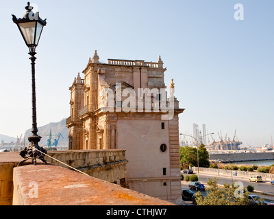 Porta Felice - trionfale barocco gateway in La Cala (porto vecchio), Palermo, Sicilia Foto Stock