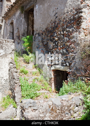 Abbandonata la pietra medievale country house in Sicilia Foto Stock