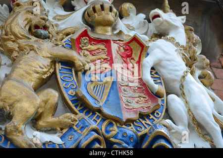 Il Crest del Royal School, Wolverhampton, montato sopra la parte anteriore della porta di ingresso. Foto Stock