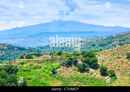Vista sulle nuvole blu sotto i crateri dell'Etna nel giorno di estate in SICILIA Foto Stock