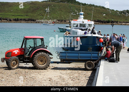 Anneka's Quay, il Bar, Norrard, Bryher e il nuovo porto di Grimsby Tresco opposta Isole Scilly Isole Scilly Cornwall Inghilterra Foto Stock