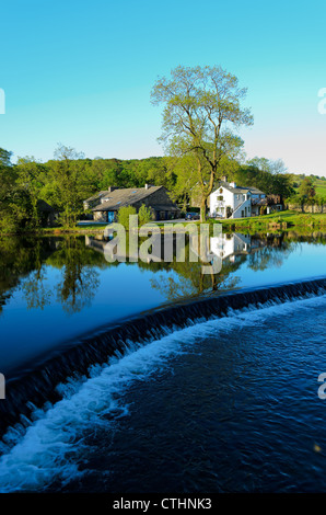 Newby Bridge, Inghilterra - Maggio 26th, 2012: Vista della pescaia sul fiume Leven, Parco Nazionale del Distretto dei Laghi Cumbria Inghilterra. Foto Stock