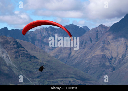 Parapendio in montagna a picco Bobs, Queentown, Otago, Isola del Sud, Nuova Zelanda Foto Stock