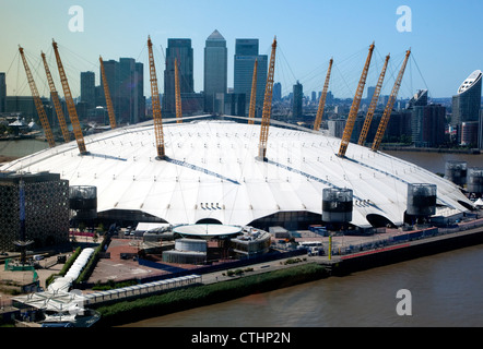 Emirates Air Line funivia, Londra - Vista dalla vettura che mostra Canary Wharf skyline dietro O2 Arena Foto Stock