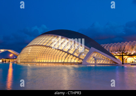 Vista notturna della Hemisfèric Planetarium, Ciudad de las Artes y las Ciencias (Città delle Arti e delle Scienze), Valencia, Spagna Foto Stock