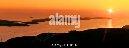 Vista panoramica di Hvar e piccole isole dal punto di vista al tramonto , Croazia Foto Stock
