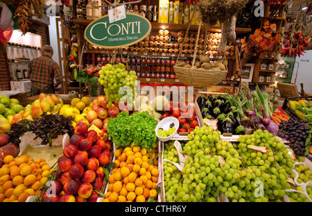 Frutta e verdura in vendita nel Mercato Centrale, Firenze, Italia Foto Stock