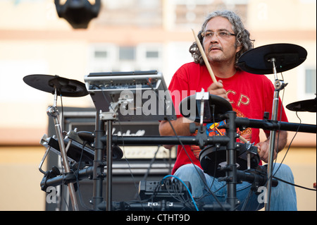 Rock band Tronsky Trio, dalla Spagna, eseguire durante Cebollinazo Rock Foto Stock