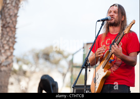 Rock band Tronsky Trio, dalla Spagna, eseguire durante Cebollinazo Rock Foto Stock