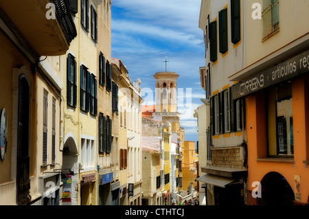 Scena di strada nella città capitale di Mahon Minorca isole baleari Spagna migliorate digitalmente Foto Stock