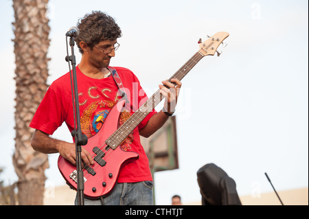 Rock band Tronsky Trio, dalla Spagna, eseguire durante Cebollinazo Rock Foto Stock