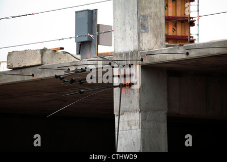 Post di cavi di tensionamento sporgenti dalle estremità della struttura in calcestruzzo. Foto Stock