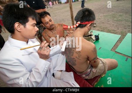 Kickboxers Wai Khru in Ayuthaya. Molti hanno Sak Yan. Foto Stock