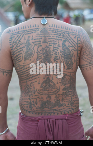 Kickboxers Wai Khru in Ayuthaya. Molti hanno Sak Yan. Foto Stock