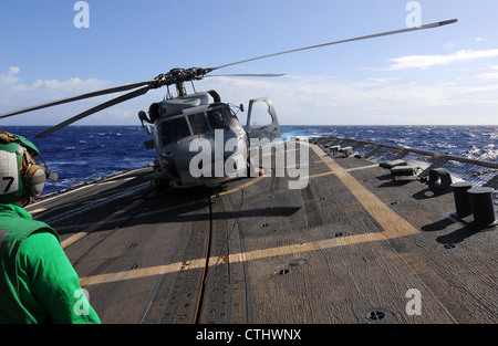 Un elicottero SH-60B Sea Hawk assegnato a Helicopter Anti-Submarine Squadron Light (HSL) 48 si prepara a decollo dal ponte di volo della fregata missilistica guidata di classe Perry USS Underwood (FFG 36) di Oliver Hazard. Underwood è dispiegato in America centrale e del sud e nei Caraibi a sostegno dei mari del sud 2012. Foto Stock