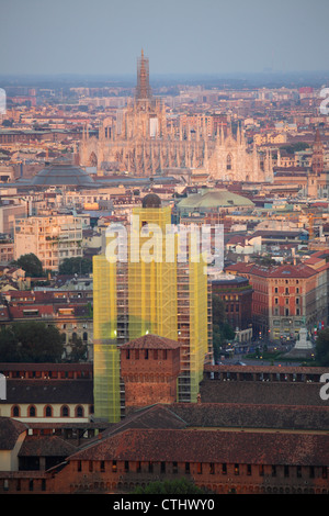 La città di Milano con il Castello Sforzesco e il Duomo, visto dalla Torre Branca, Milano, Italia Foto Stock