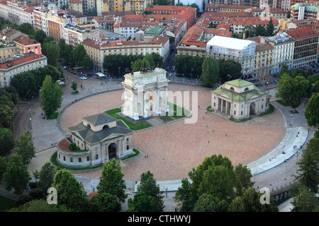 Arco della Pace o gate del Sempione, visto dalla Torre Branca, in Milano, Italia Foto Stock