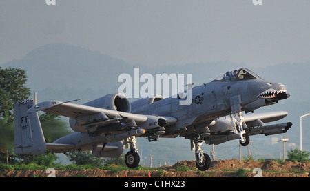 Il primo a-10 Thunderbolt II sortie per l'esercizio di preparazione operativa Beverly Midnight 12-03 decolli dalla base aerea di Osan, Repubblica di Corea, il 24 luglio 2012. L’esercizio mette alla prova le capacità di Osan Airmen durante un intensificato stato di preparazione fornendo al contempo forze pronte per combattere per un supporto aereo stretto, il controllo degli attacchi aerei, la contraerea, l’interdizione, l’ascensore aereo per teatri e le comunicazioni in difesa della Repubblica di Corea. BM 12-03 è il primo MINERALE dopo l'ispezione delle unità consolidate di aprile. Foto Stock