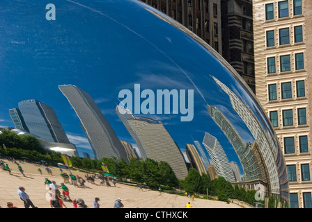 La riflessione di edifici sui fagioli in Millennium Park, Chicago, IL Foto Stock