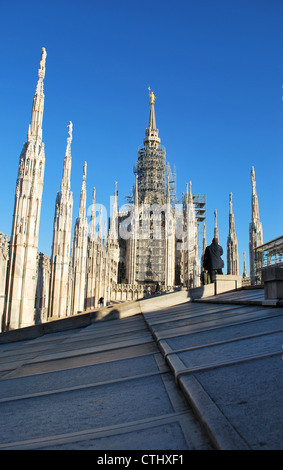 Il Duomo, la cattedrale gotica di Milano, tetto con pinnacoli e Santa Maria statua dorata, Lombardia, Italia Foto Stock