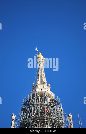 Il Duomo, la cattedrale gotica di Milano, tetto con pinnacoli e Santa Maria statua dorata, Lombardia, Italia Foto Stock