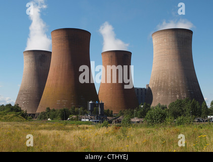 Per la produzione di energia elettrica a carbone con stazione di torri di raffreddamento il rilascio di vapore in atmosfera - Rugeley Staffordshire Foto Stock