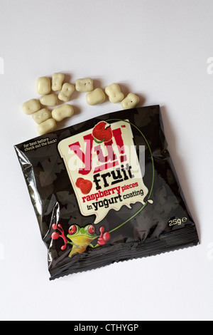 Pacchetto di Yu di frutta Lampone pezzi nel rivestimento di yogurt con contenuto versato impostato su sfondo bianco - yogurt Foto Stock