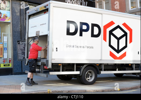 DPD express consegna pacchi carrello Nottingham, UK. Foto Stock