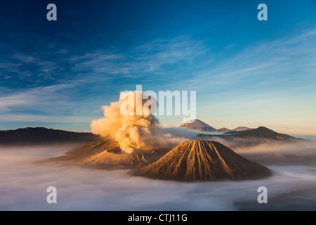 Monte Bromo vulcano in eruzione Foto Stock