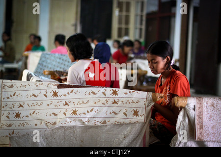 Il batik è un panno che è tradizionalmente realizzato utilizzando un manuale di cera-resist tecnica di tintura Foto Stock