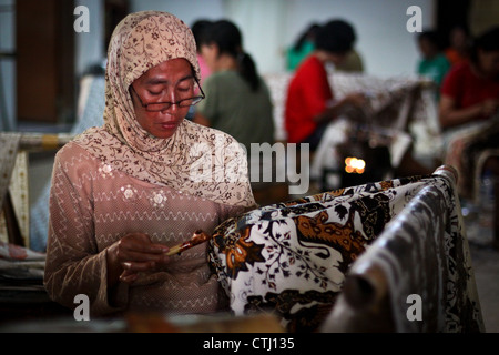 Il batik è un panno che è tradizionalmente realizzato utilizzando un manuale di cera-resist tecnica di tintura Foto Stock