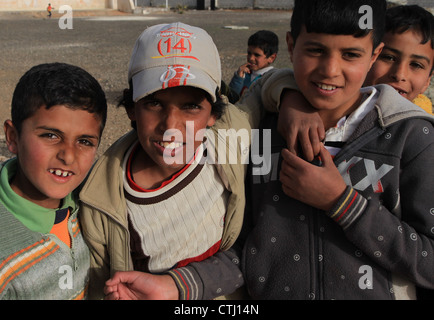 Ragazzi locali appendere fuori insieme nel quartiere di Dayr al-Qinn,un piccolo villaggio nella remota area orientale della Badia, Giordania. Foto Stock