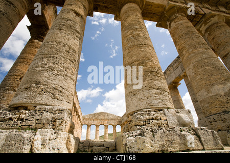 Il Greco antico tempio di Venere nel villaggio di Segesta, Sicilia, Italia Foto Stock