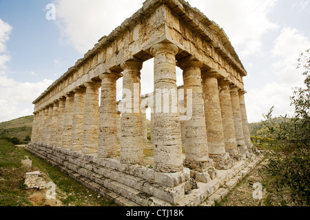 Il Greco antico tempio di Venere nel villaggio di Segesta, Sicilia, Italia Foto Stock