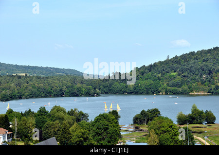 Aydat lago nel cuore del Parco Regionale di Auvergne volcnoes, Puy-de-Dôme, Auvergne, Massif-Central, Francia Foto Stock