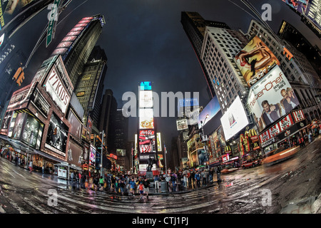 Times Square al crepuscolo in un giorno di pioggia in New York Foto Stock