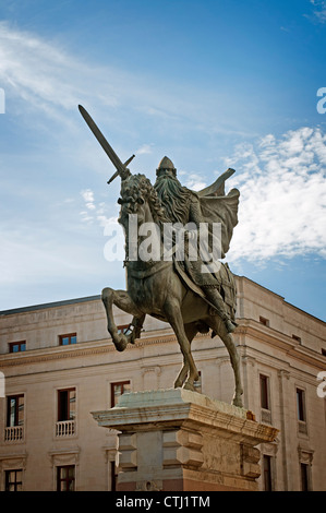 Statua equestre di Rodrigo Díaz de Vivar con la spada in mano su un piedistallo di marmo in Plaza del Cid nella città di Burgos, Spagna, Europa. Foto Stock