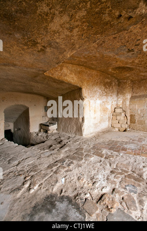 Casa abbandonata in insediamenti rupestri Sassi di Matera nel Sasso Barisano, Sito Patrimonio Mondiale dell'Unesco, Matera, Italia, Europa Foto Stock