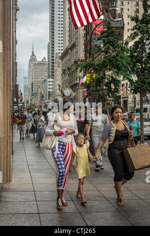 5 th Avenue, scene di strada, le donne con Stars & Stripes pantaloni, Trump Tower, New York, STATI UNITI D'AMERICA, Foto Stock