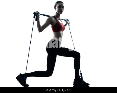 Una donna caucasica esercizio gymstick elastici in silhouette studio isolato su sfondo bianco Foto Stock