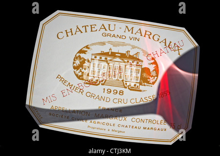 Chateau Margaux ombra di vino degustazione bicchiere su etichetta di Chateau Margaux Premier Grand cru classe vino rosso 1998 Gironde Bordeaux Francia Foto Stock